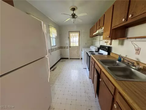 Kitchen - 1464 Mohawk Dr, Madison, OH 44057 photo 2 of 2