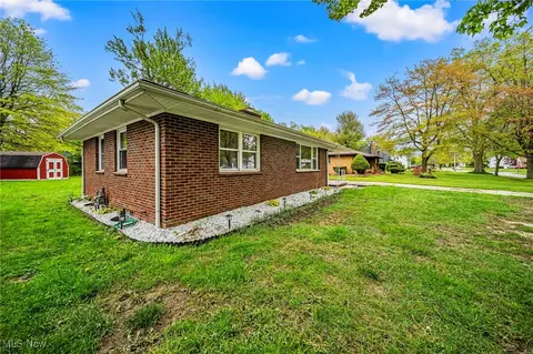 608 Lyndon Ave, Ashtabula, OH 44004 photo 2