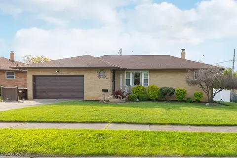 8605 Banner Ln, Parma, OH 44129