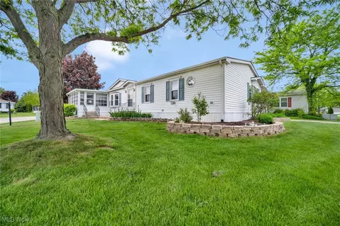 44 Periwinkle Dr, Olmsted Falls, OH 44138
