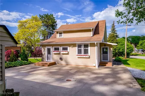 255 Yacht Club Dr, Rocky River, OH 44116