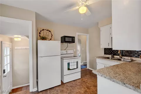 225 Longfellow St, Elyria, OH 44035 photo 4
