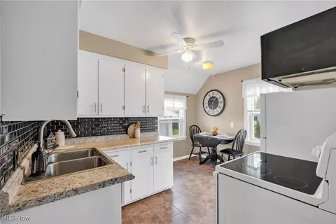 225 Longfellow St, Elyria, OH 44035 photo 6