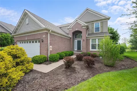 758 Sandlewood Dr, Chagrin Falls, OH 44023