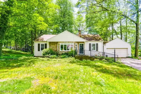 2784 Erie Dr, Fairlawn, OH 44333