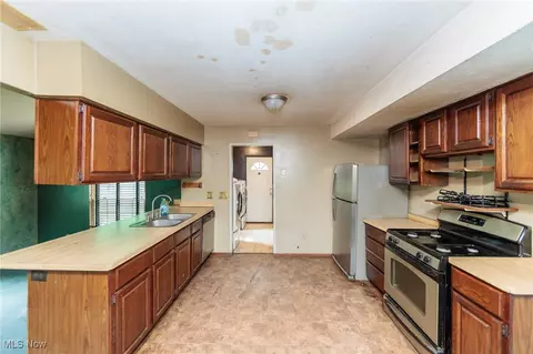 Kitchen - 5609 Walnut St, Mentor On The Lake, OH 44060 photo 1 of 4