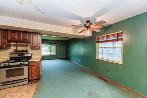 Living - 5609 Walnut St, Mentor On The Lake, OH 44060 photo 5 of 9