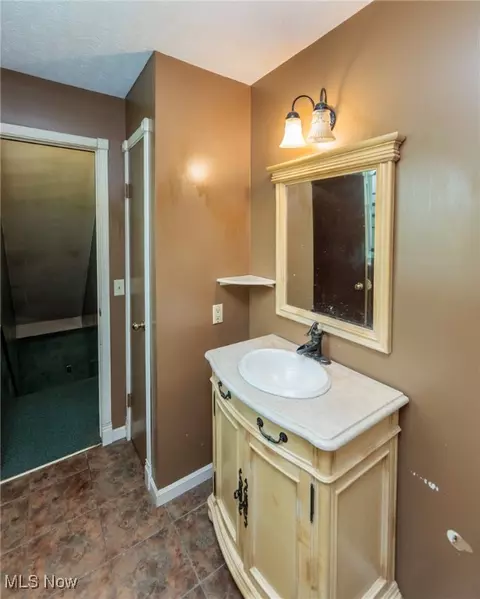 Bath - 5609 Walnut St, Mentor On The Lake, OH 44060 photo 4 of 4