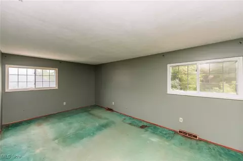 Bedroom - 5609 Walnut St, Mentor On The Lake, OH 44060 photo 3 of 7