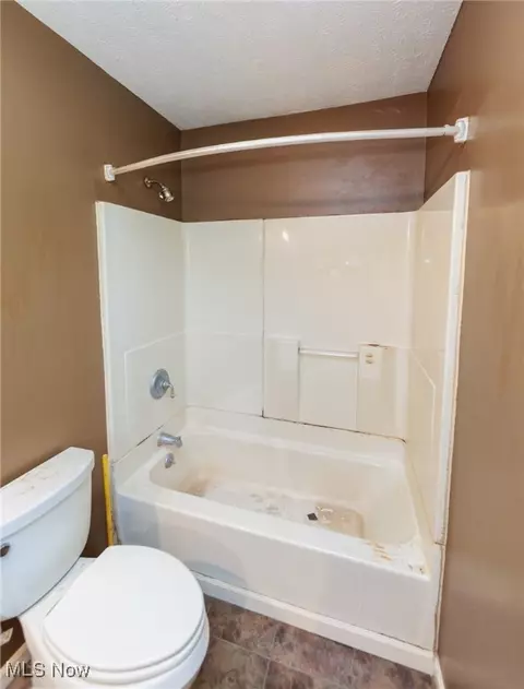 Bath - 5609 Walnut St, Mentor On The Lake, OH 44060 photo 3 of 4