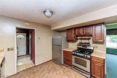 Kitchen - 5609 Walnut St, Mentor On The Lake, OH 44060 photo 2 of 4