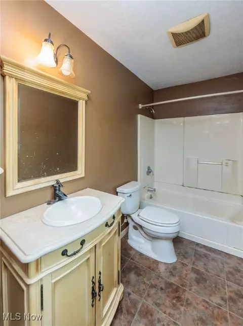 Bath - 5609 Walnut St, Mentor On The Lake, OH 44060 photo 2 of 4