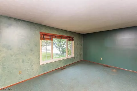 Living - 5609 Walnut St, Mentor On The Lake, OH 44060 photo 1 of 9