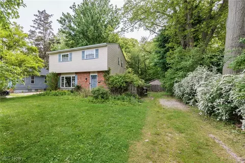 Exterior - 5609 Walnut St, Mentor On The Lake, OH 44060 photo 2 of 9