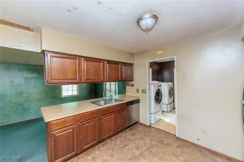 Kitchen - 5609 Walnut St, Mentor On The Lake, OH 44060 photo 3 of 4