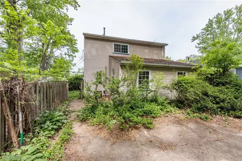 Exterior - 5609 Walnut St, Mentor On The Lake, OH 44060 photo 6 of 9