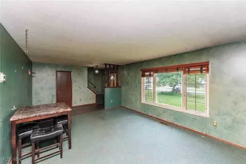 Living - 5609 Walnut St, Mentor On The Lake, OH 44060 photo 3 of 9