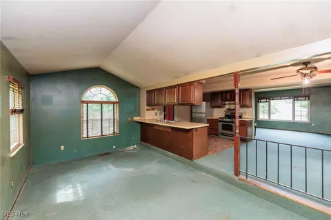 Living - 5609 Walnut St, Mentor On The Lake, OH 44060 photo 7 of 9