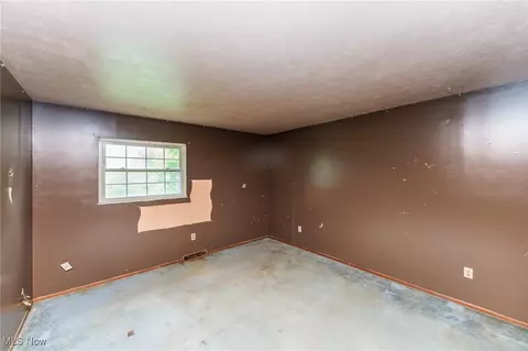 Bedroom - 5609 Walnut St, Mentor On The Lake, OH 44060 photo 6 of 7