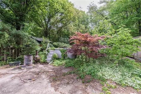 Exterior - 5609 Walnut St, Mentor On The Lake, OH 44060 photo 7 of 9