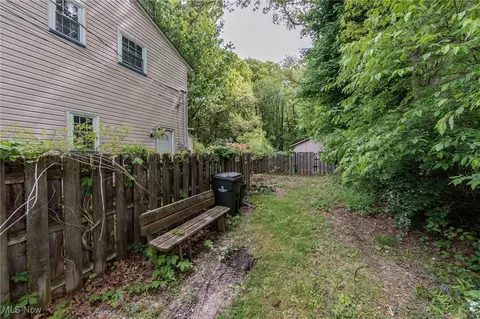 Exterior - 5609 Walnut St, Mentor On The Lake, OH 44060 photo 3 of 9
