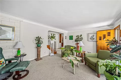 Entry Way - 131 E 206th St, Euclid, OH 44123 photo 1 of 2
