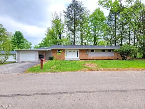 8 Fox Hill Dr, Parkersburg, WV 26104