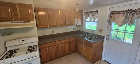 Entry Way - 322 Concord Ave, Elyria, OH 44035 photo 2 of 2