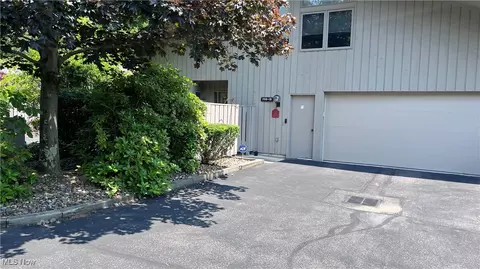 250 Laurel Cir #13, Aurora, OH 44202