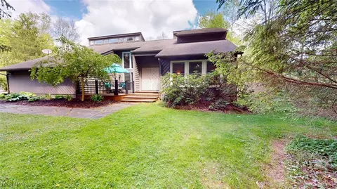 16561 Lucky Bell Ln, Chagrin Falls, OH 44023