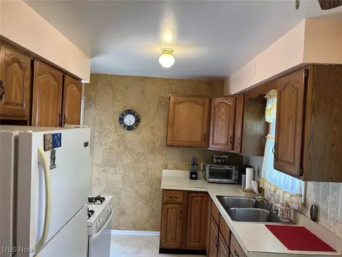 Kitchen - 1157 Hilltop Dr, Akron, OH 44310 photo 2 of 2