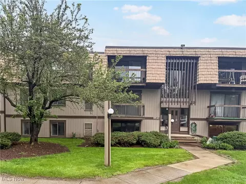 9530 Cove Dr #C-26, North Royalton, OH 44133