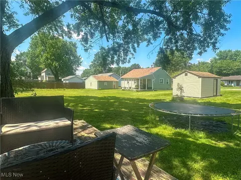 39 Wayne St, Niles, OH 44446 photo 4