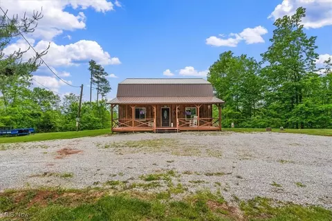 992 Munday Rd, Elizabeth, WV 26143