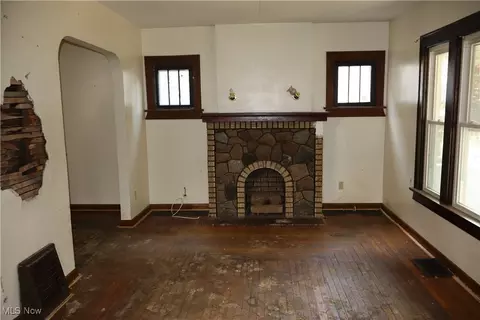 924 Work Dr, Akron, OH 44320 photo 5