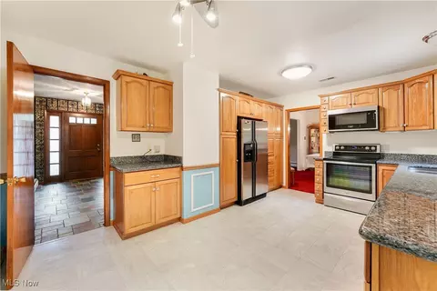 Kitchen - 2876 Hayes Dr, Willoughby Hills, OH 44094 photo 2 of 4