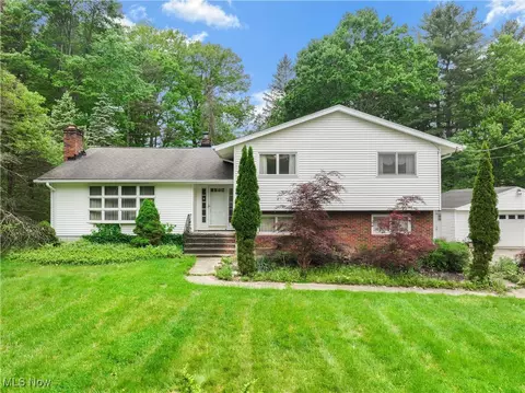 2876 Hayes Dr, Willoughby Hills, OH 44094