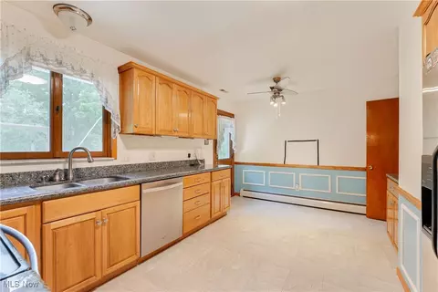 Kitchen - 2876 Hayes Dr, Willoughby Hills, OH 44094 photo 3 of 4
