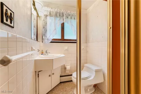 Bath - 2876 Hayes Dr, Willoughby Hills, OH 44094 photo 3 of 3