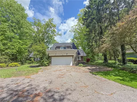 17549 Merry Oaks Trl, Chagrin Falls, OH 44023