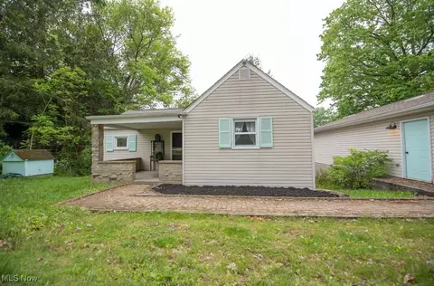 8015 Lake Dr SW, Sherrodsville, OH 44675
