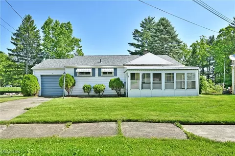 587 Mona Ln, Youngstown, OH 44509