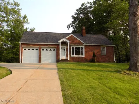 1032 Chestnut Rd, Seven Hills, OH 44131