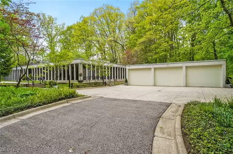 3210 N Dover Rd, Silver Lake, OH 44224