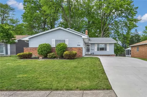 3226 Woodlawn Dr, Parma, OH 44134