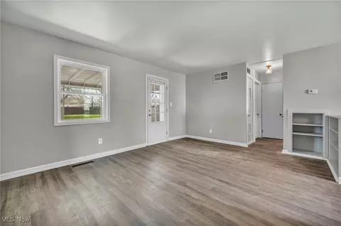 Living - 29146 W Willowick Dr, Willowick, OH 44095 photo 2 of 4
