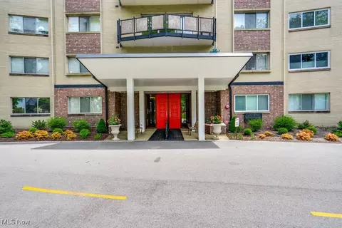 255 N Portage Path #213, Akron, OH 44303