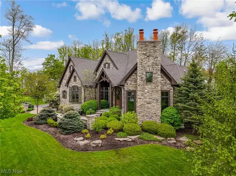 8145 Silica Rdg, Chagrin Falls, OH 44023