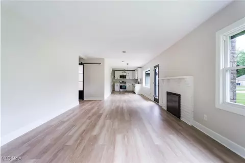 Living - 351 Cranberry Run, Boardman, OH 44512 photo 5 of 9