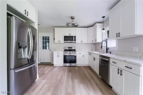 Kitchen - 351 Cranberry Run, Boardman, OH 44512 photo 4 of 4